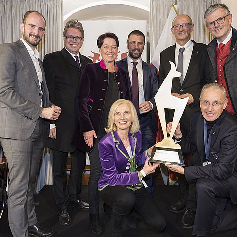 (v.li.): Staatssekretär Florian Tursky, Bildungsminister Martin Polaschek, Landtagspräsidentin Sonja Ledl-Rossmann, LHStv Georg Dornauer, LH Anton Mattle und Bürgermeister von Kitzbühel Klaus Winkler mit ÖSV-Präsidentin Roswitha Stadlober und KSC-Präsident Michael Huber. 