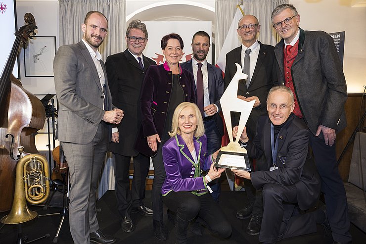 © Land Tirol/Sedlak (v.li.): Staatssekretär Florian Tursky, Bildungsminister Martin Polaschek, Landtagspräsidentin Sonja Ledl-Rossmann, LHStv Georg Dornauer, LH Anton Mattle und Bürgermeister von Kitzbühel Klaus Winkler mit ÖSV-Präsidentin Roswitha Stadlober und KSC-Präsident Michael Huber.