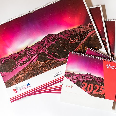 3 Wandkalender und 2 Tischkalender