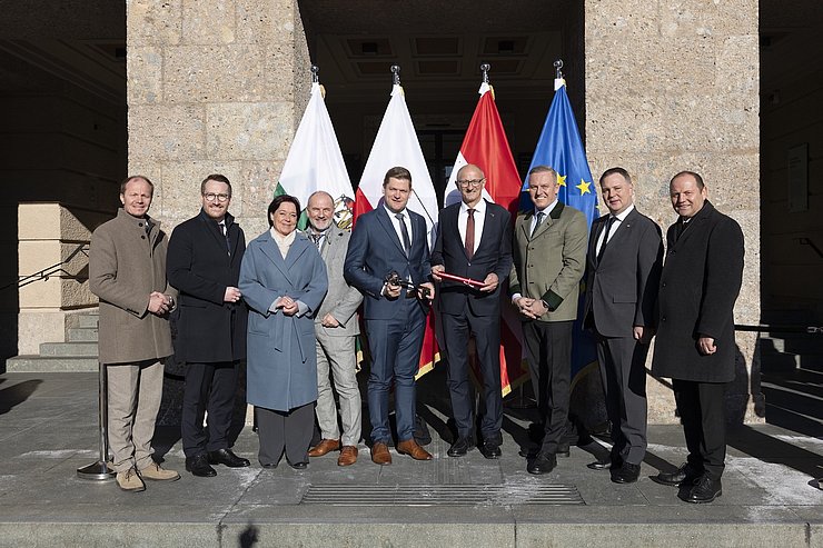 (v.li.): Innsbrucks Bürgermeister Johannes Anzengruber, LHStv Philip Wohlgemuth, Landtagspräsidentin Sonja Ledl-Rossmann, ehemaliger Bundesratspräsidenti Peter Samt, Bundesratpräsident Markus Stotter, LH Anton Mattle, LH Mario Kunasek, Vizekanzler Andreas Babler und LHStv Josef Geisler. 