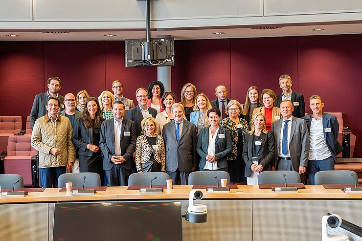 Treffen mit EU-Kommissar Johannes Hahn (Bildmitte) 