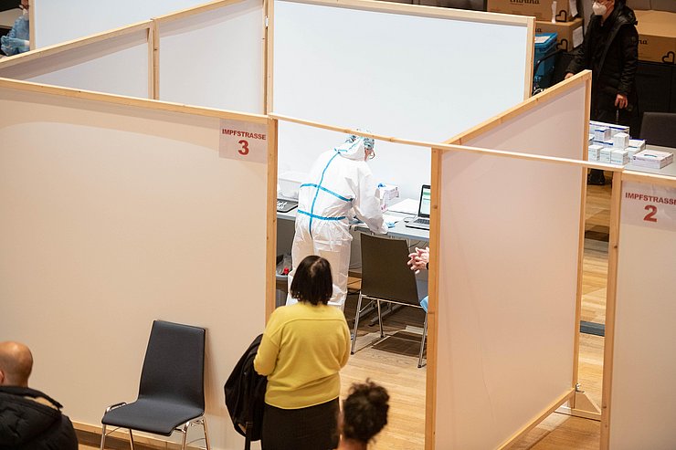 © Land Tirol/G.Berger Die Impfungen werden von ÄrztInnen oder diplomiertem Gesundheitspersonal nach ärztlicher Anordnung durchgeführt.