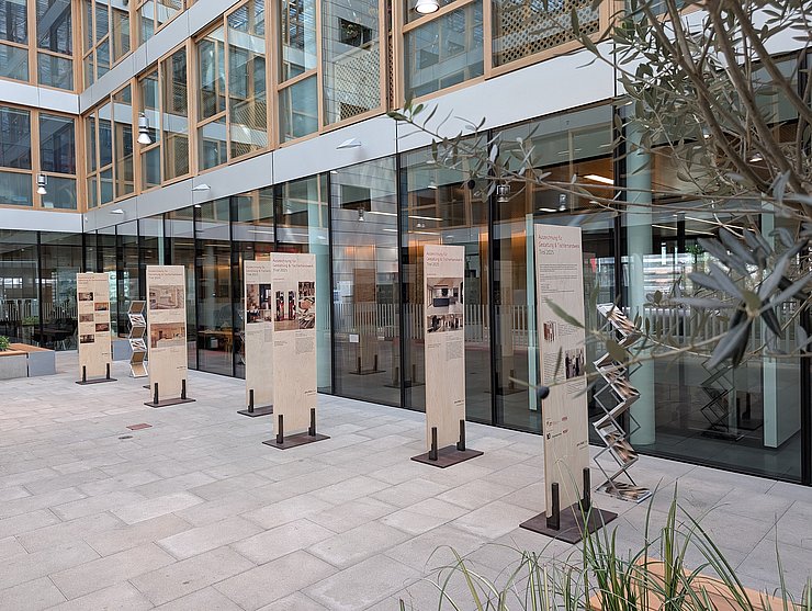 © proHolz Tirol Mehrere Informationstafeln sind zu sehen.