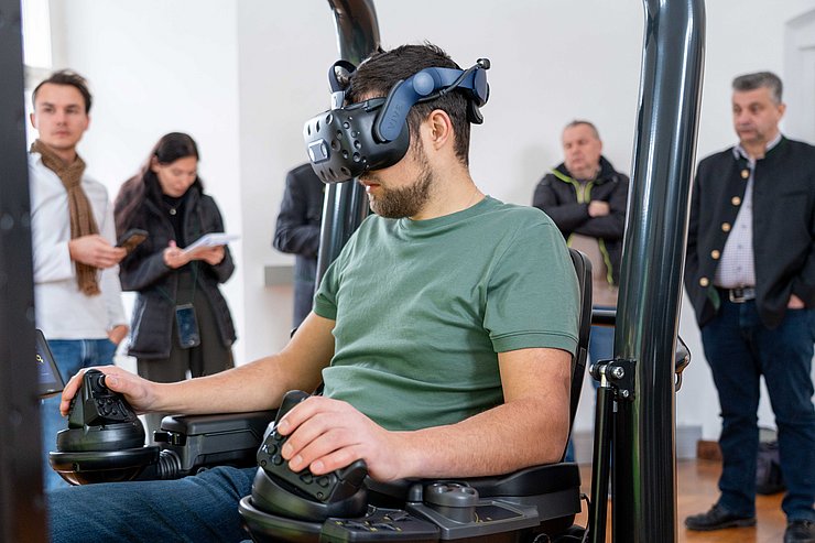 Ein zentrales Ziel des neuen Simulators ist die Erhöhung der Sicherheit in der Ausbildung. Komplexe und potenziell gefährliche Arbeitssituationen können zunächst virtuell trainiert werden, bevor im realen Gelände gearbeitet wird.