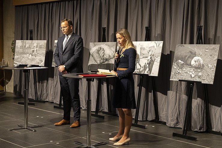 Frau und Mann sagen ein Gedicht auf.