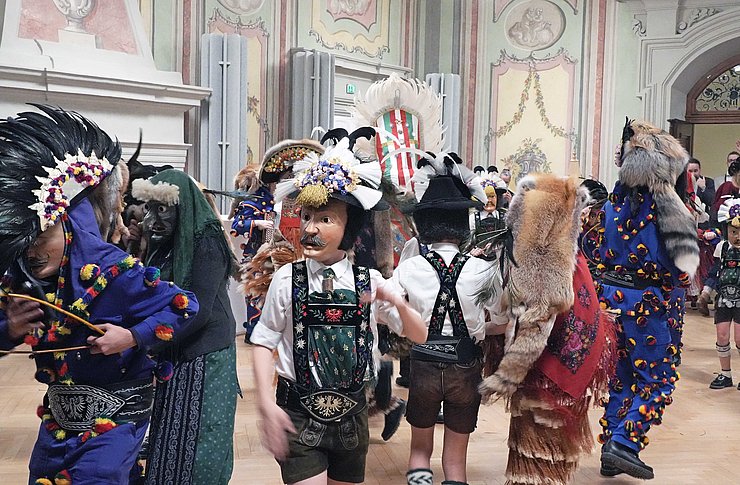 Viele verschiedene Figuren mit ihrer Darbietung im Parissaal des Landhauses.