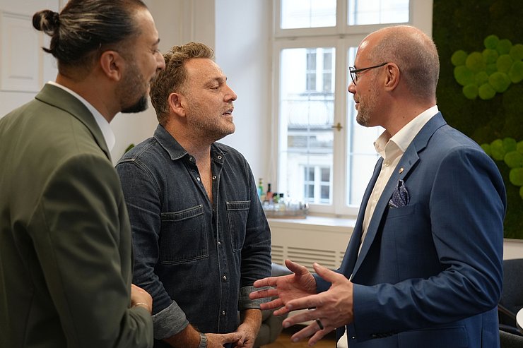 Diskutierte eifrig mit seinen Büro-Besuchern: LR Mario Gerber.