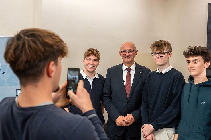 © Land Tirol/Jovanovic LH Mattle posiert mit mehreren Schülern für ein Foto