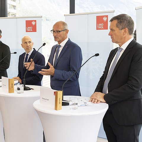 Die vier Personen nebeneinander an den Rednerpulten stehend