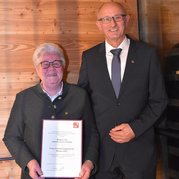 © Land Tirol/Sidon Landeshauptmann Anton Mattle überreicht den Anerkennungspreis an Anneliese Hechenberger, die das Bergbau- und Heimatmuseum Jochberg leitet.