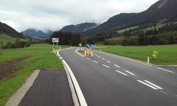 Blick nach Süd-Ost Mittelinsel am Ortsanfang Schattwald