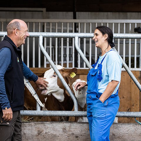 Personen in Kuhstall