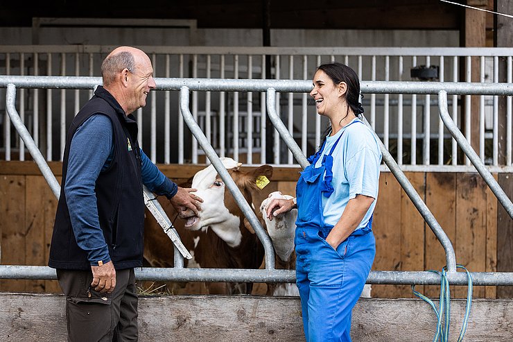 © Land Tirol/Simon Rainer Amtstierarzt im Gespräch mit Studentin