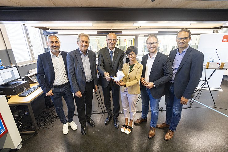 © Land Tirol/Die Fotografen Gruppenfoto mit Lautsprecher in der Hand.