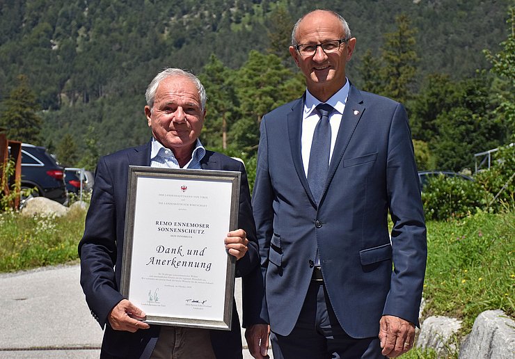 © Land Tirol/Kathrein Foto mit Urkunde