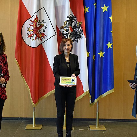 Wirtschafts- und Jugendlandesrätin Patrizia Zoller-Frischauf, Frauenlandesrätin Gabriele Fischer und Arbeits- und Bildungslandesrätin Beate Palfrader präsentieren das digitale Girls’ Day Abenteuer, das interessierten Mädchen helfen soll, die Zeit bis zum analogen Girls’ Day Tirol im Juni zu überbrücken.