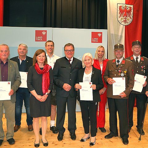 LH Günther Platter (mitte) und die Ausgezeichneten aus der Gemeinde Haiming mit Bürgermeisterin Michaela Ofner (4. v. re.) und Eva Loidhold (BH von Imst, 4. v. li.) bei der Ehrung.