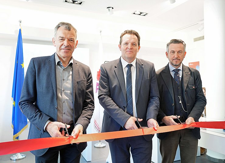 © Land Tirol/Hörmann Personen schneiden rotes Band durch