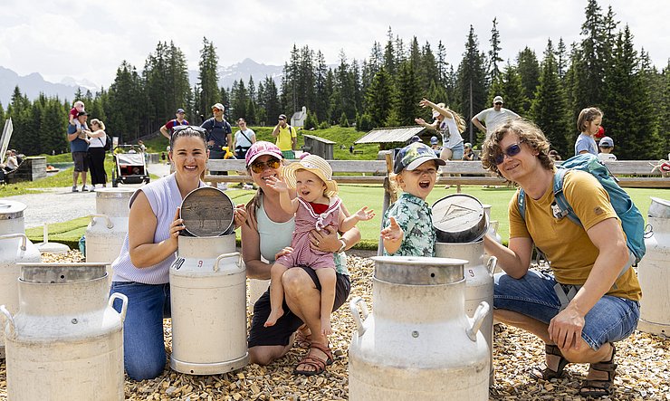 Milchkübel-Memory mit Familienlandesrätin Astrid Mair.