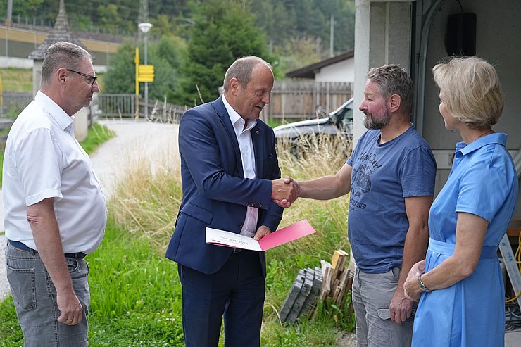 Zwei Menschen reichen sich die Hände.