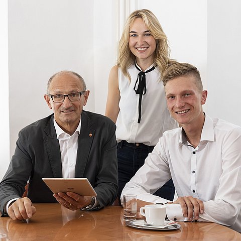 Landesrat Mattle mit zwei Jugendlichen