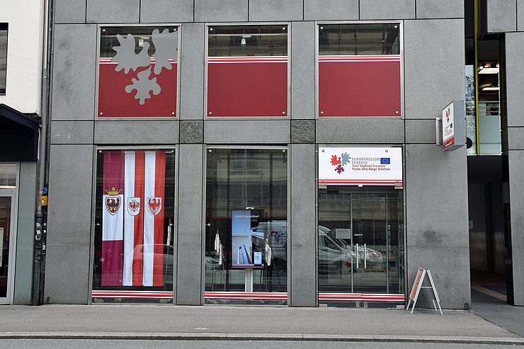 © Land Tirol/Feuersinger Auf dem Bild ist der Euregio-Infopoint in Innsbruck von außen zu sehen.