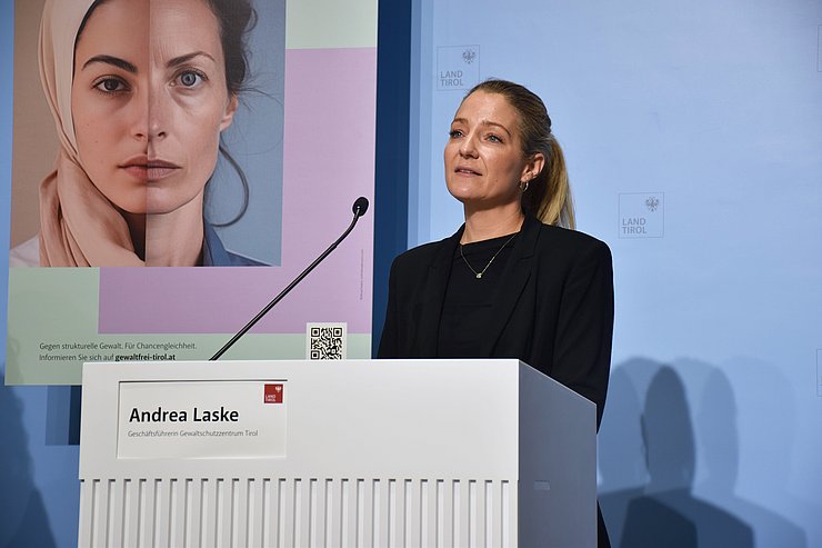 GFin Laske beim Sprechen am Rednerpult, dahinter ist Sujet zu sehen