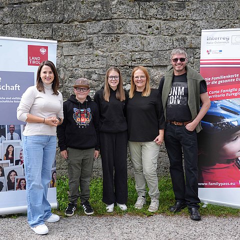Landesrätin Astrid Mair mit Familie vor Rollup