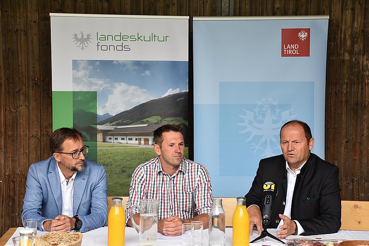 © Land Tirol/Jansenberger Im Rahmen des heutigen Pressetermins wurde die Bilanz 2024 des Landeskulturfonds präsentiert und am Beispiel des Familienbetriebs „Sillerhof“ verdeutlicht, wie die Kombination aus verschiedenen Standbeinen und Innovationskraft den Weg für eine nachhaltige und zukunftsorientierte Landwirtschaft ebnet.