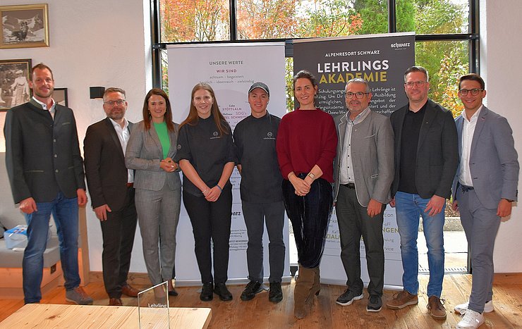 V. li. bei der Auszeichnungsfeier im Alpenresort Schwarz Rene Lechner (Fachlehrer Tiroler Fachberufsschule für Tourismus und Handel Landeck), Martin Kapeller (BGM Mieming), Arbeits- und Jugendlandesrätin Astrid Mair, „Lehrling des Monats Oktober 2025“ Eva Maizner, Lennart Weber (Küchenchef Alpenresort Schwarz), Katharina Pirktl (Geschäftsleitung Alpenresort Schwarz), Josef Walch (Bgm Inzing), Klaus Rainer (Vizepräsident Arbeiterkammer Tirol) und Nico Tilg (Bezirksstellenleiter Imst Wirtschaftskammer Tirol).