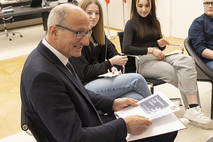 Eine "Willkommens-Urkunde" gab es für alle neuen Lehrlinge. 