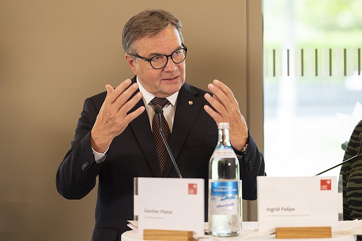 © Land Tirol/Die Fotografen LH Platter am Rednerpult