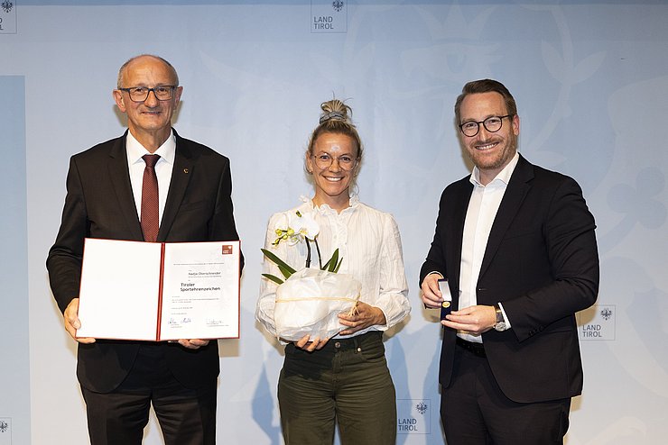 v.l.n.r.: LH Anton Mattle, Nadja Oberschneider, 1.LH-Stv. Philip Wohlgemuth