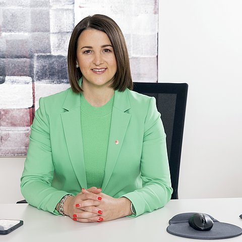 Mair an Schreibtisch sitzend