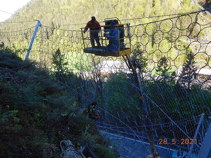 © Land Tirol/Hanny Einbau Steinschlagschutzunetz zwischen den Stahlstützen