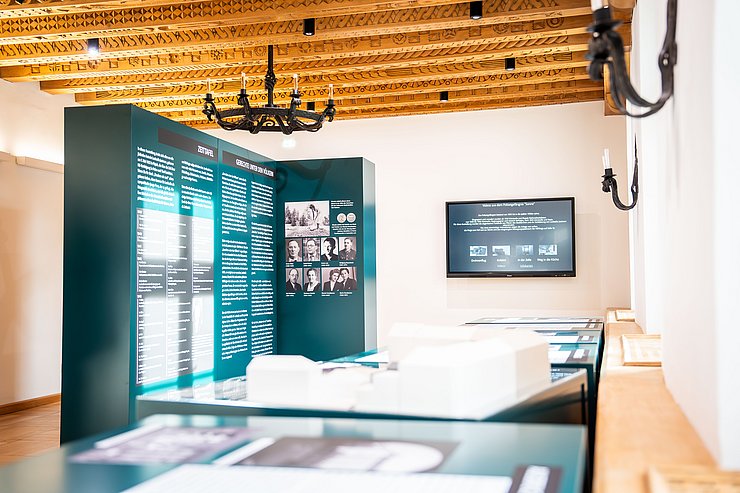 © Land Tirol/Christanell Überblicksfoto der neuen Ausstellung im Landhaus.