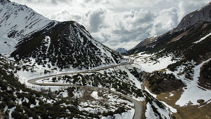 Ein aktuelles Foto von der Passstraße am Hahntennjoch.