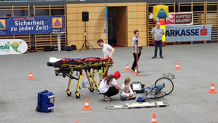 Vorführung Fahrradunfall durch den Samariterbund