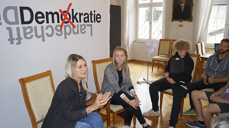 SchülerInnen der Polytechnischen Schule Jenbach beim diskutieren mit LA Ing.in Kathrin Kaltenhauser und LA Elisabeth Fleischanderl