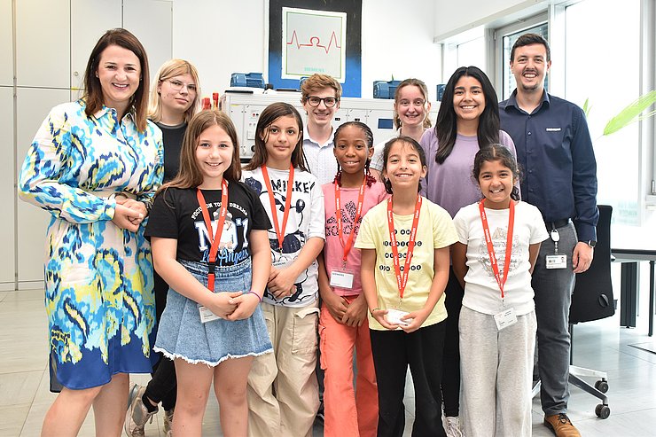 Landesrätin Mair mit einer Schulklasse bei der Siemens AG.