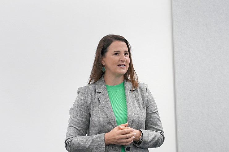 © Land Tirol/Dominik Frau beim Sprechen