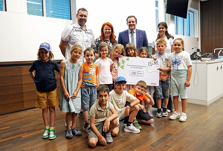 © Land Tirol/Neuner Den Tiroler Nachhaltigkeitspreis bei den Jüngsten erhielten die Kinder der Volksschule Josef Schweinester in Telfs für ihr Projekt zum Thema Kompost.