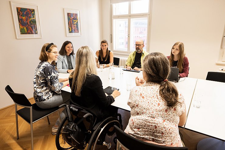 © Land Tirol/Rainer Menschen um Tisch sitzend