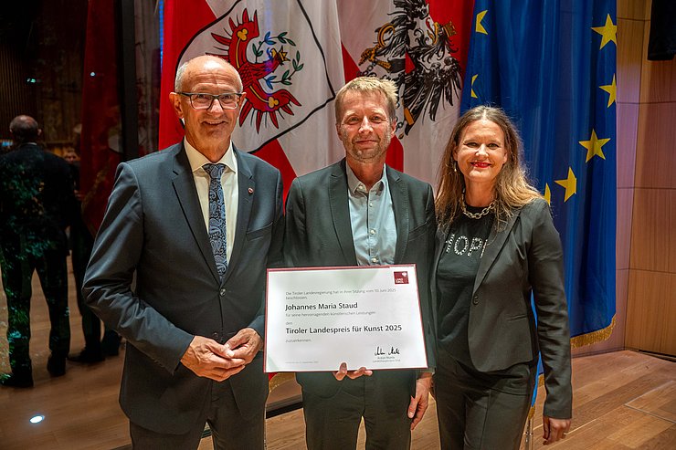 Der international renommierte Komponist Johannes Maria Staud bekam den hochdotierten Tiroler Landespreis für Kunst 2025 zuerkannt (im Bild mit LH Anton Mattle und Irene Girkinger, Intendantin des Tiroler Landestheaters).