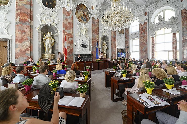 LTPin Sonja Ledl-Rossmann begrüßte die Festgäste aus Politik, Wissenschaft und Verwaltung im festlich geschmückten Landtagssitzungssaal.