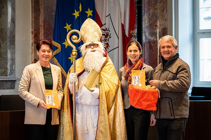 LTPin Sonja Ledl-Rossmann begrüßte den Nikolaus sowie "Bruder und Schwester in Not"-Geschäftsführerin Magdalena Wiesmüller sowie Kampagnenbotschafter Alfons Wachter im Tiroler Landtag