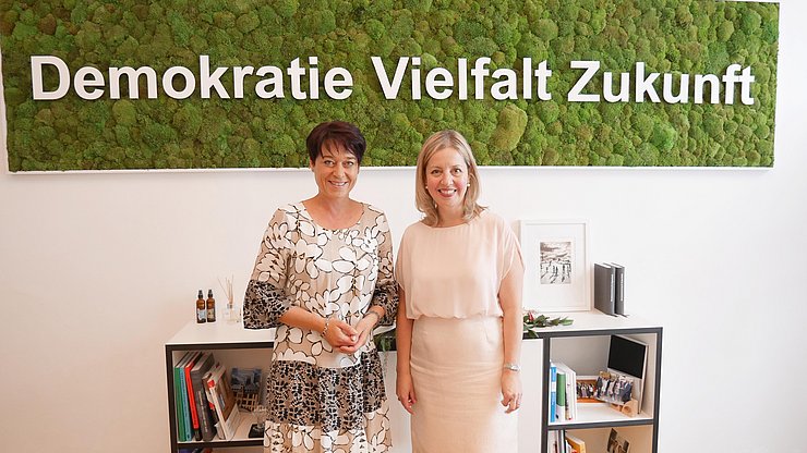 © Landtagsdirektion/Oswald LTPin Ledl-Rossmann hieß die kanadische Botschafterin Hulan (re.) im Tiroler Landtag willkommen.