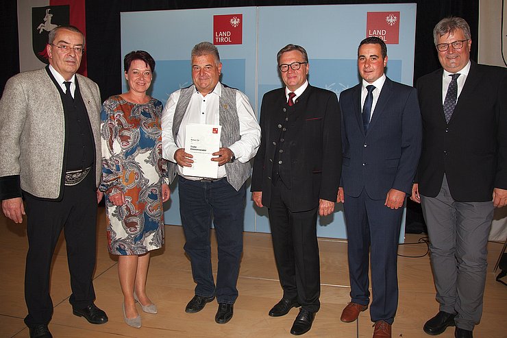 © Land Tirol/Frischauf-Bild V. li. bei der Auszeichnung Konrad Geisler (stellv. BH von Reutte), Landtagspräsidentin Sonja Ledl-Rossmann, Roland Zitt, LH Günther Platter, Daniel Müller (Vize-Bgm Grän) und Martin Schädle (Bgm Grän).