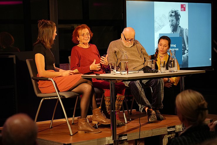 © Land Tirol/Sidon Im Bild von li.: Moderatorin Barbara Vigl, Kriemild Buhl, Kurt Diemberger und Yancen Diemberger, Enkelin von Kurt Diemberger.