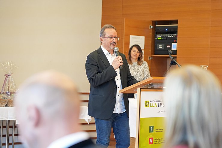 © Land Tirol/Hörmann Wastian vor Publikum sprechend